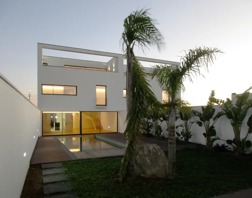 Garden and swimming pool in semi-detached houses